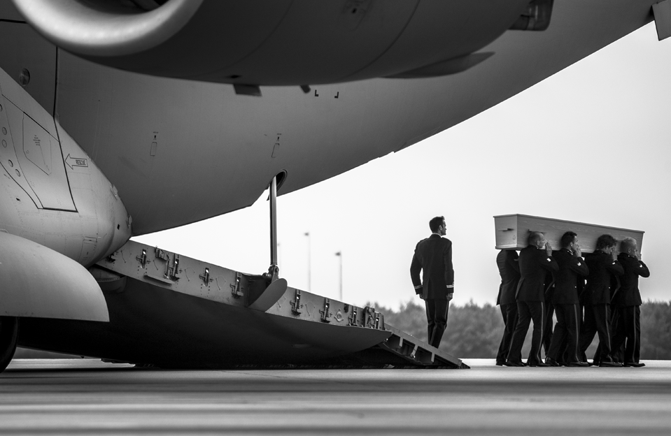 Aankomst slachtoffers MH17 foto 5
