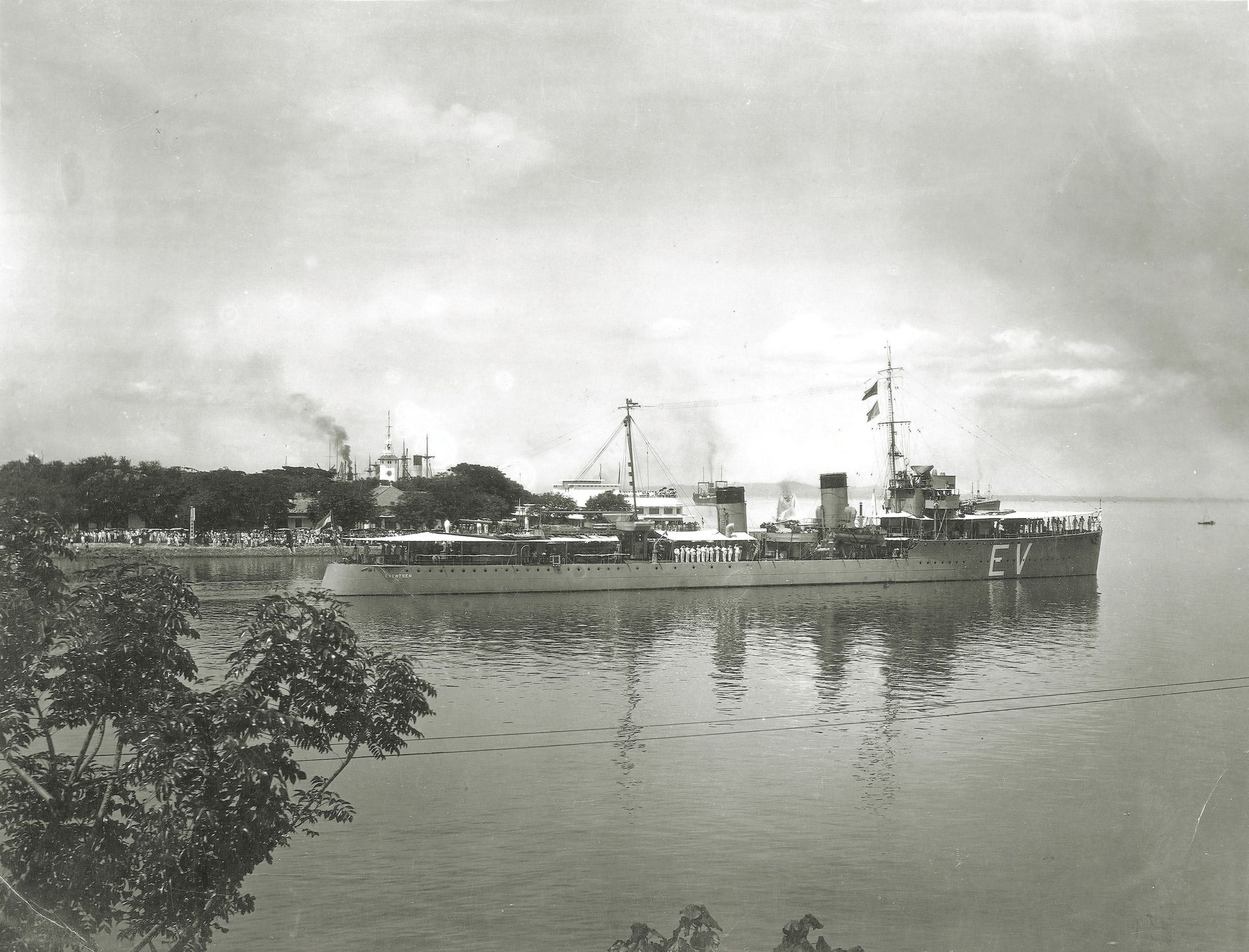 Afb. 4. Hr. Ms. Evertsen verlaat de marinehaven te Soerabaja op 27 december 1933 voor haar thuisreis met als commandant KLTZ K.W.F.M. Doorman