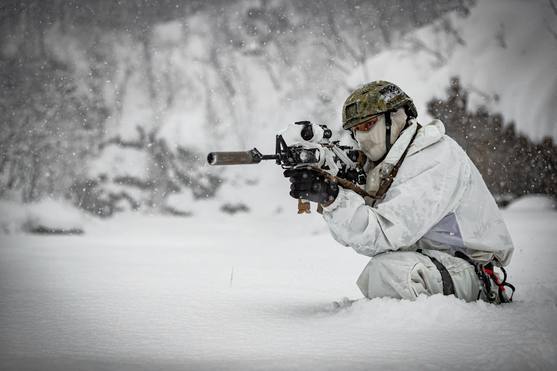 Skjold, Noorwegen, 12 februari 2021, Mariniers nemen deel aan de jaarlijkse Joint Arctic Training. Foto: Een Marinier houd de boel in de gaten tbv beveiliging.