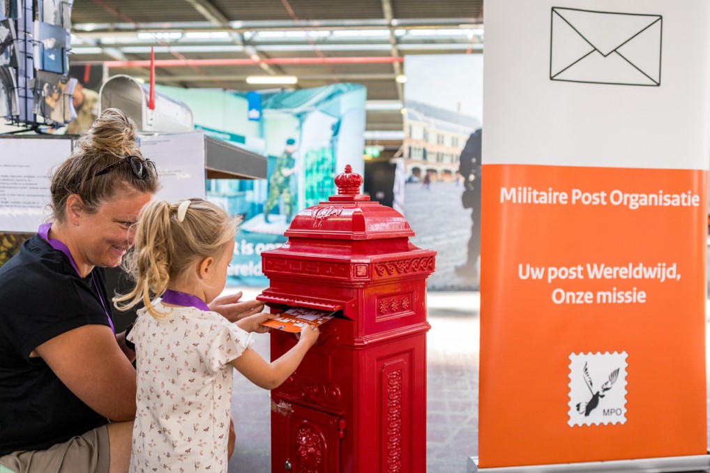 Zowel militairen als het thuisfront maken bij inzet extra kosten, zoals voor kinderopvang (foto: het thuisfront in het zonnetje tijdens het halfjaarlijkse We@home-evenement | MCD)