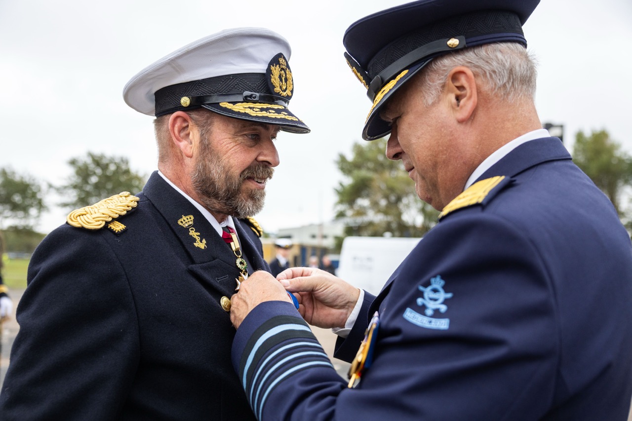 VADM Tas krijg het Ereteken voor Verdienste in goud opgespeld door CDS Eichelsheim (foto: J. Verolme | Koninklijke Marine)