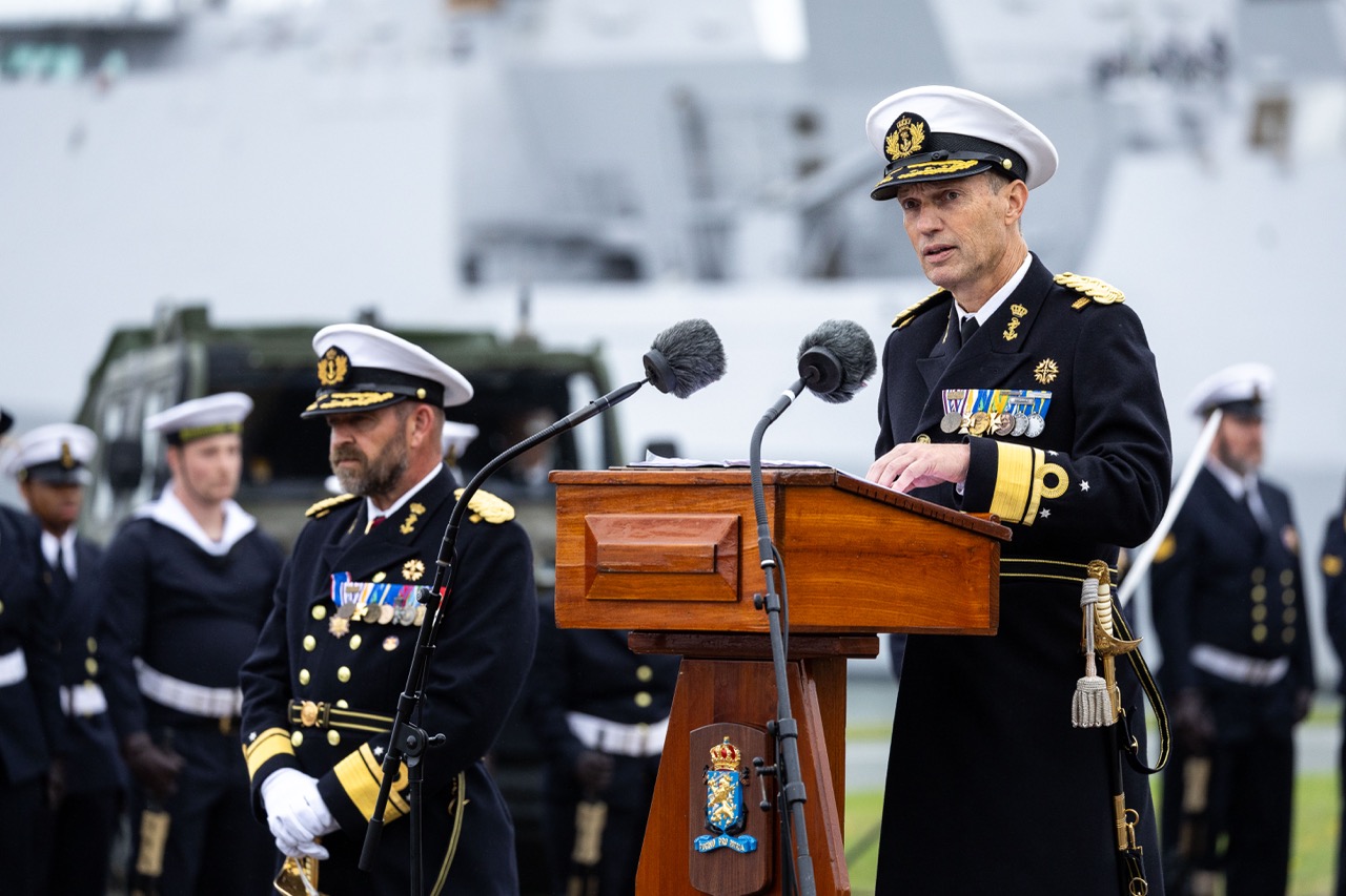 VADM Liebregs aanvaart het commando over de zeestrijdkrachten (foto: J. Verolme | Koninklijke Marine)
