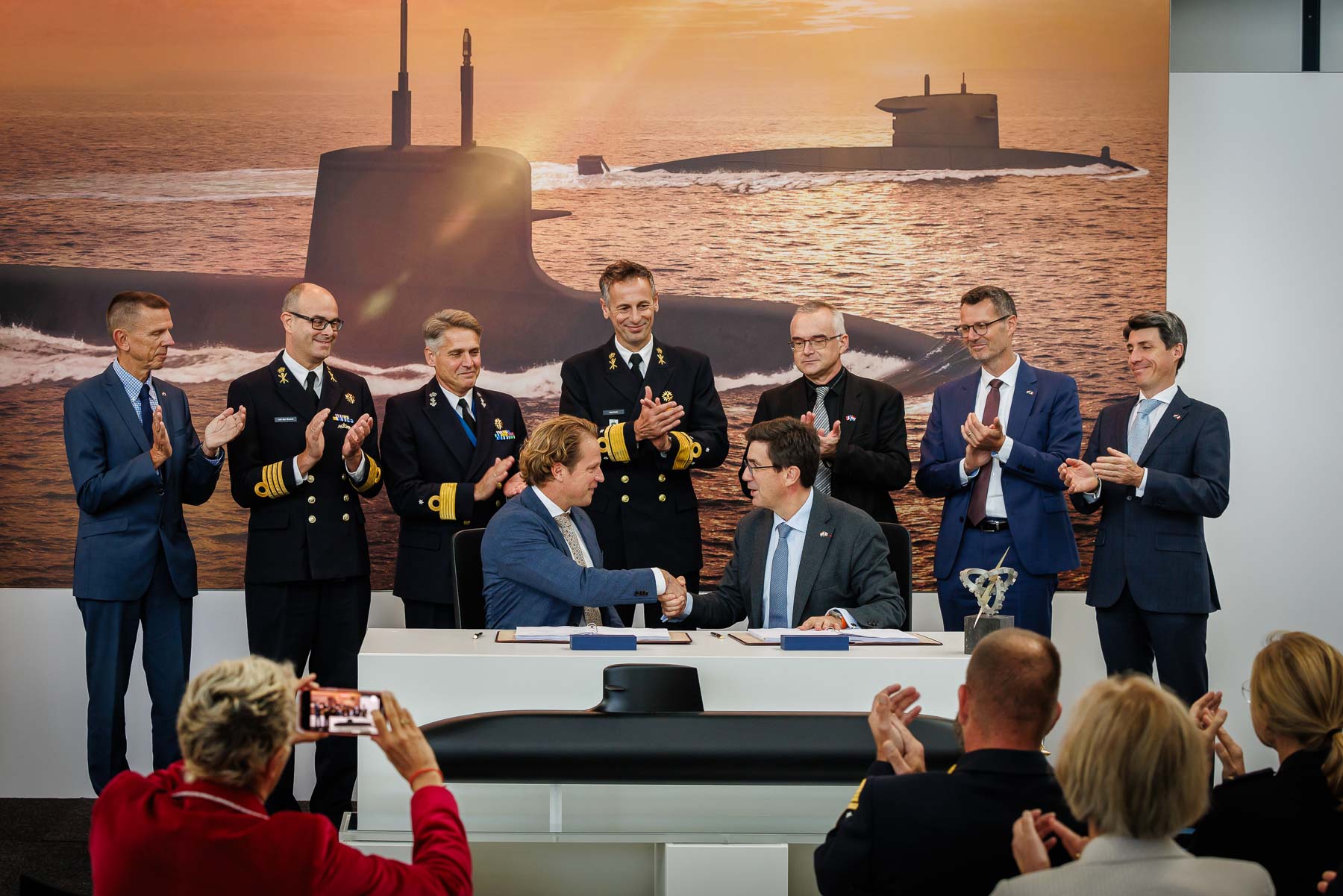 Den Helder, 29 sept 2024Ondertekening leveringscontract Orka-klasse onderzeeboten door Stasdef Gijs Tuinman en CEO Naval Group Pierre Eric Pommelet en groepsfoto Defensie en management NG