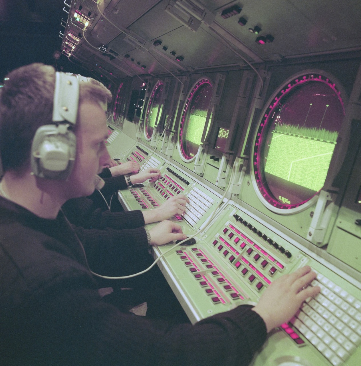 Bemanningen van de Walrusklasse worden voorbereid middels de zogenaamde Gipsy-trainer van het Marine Elektronisch en Optisch Bedrijf in Den Helder, maart 1991 (foto: collectie NIMH)