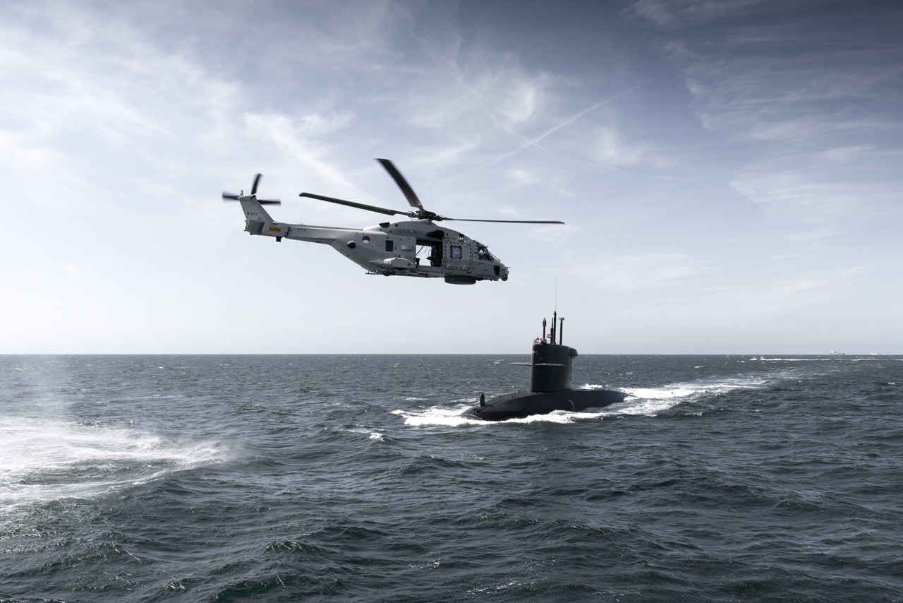 Zr.Ms. Dolfijn onderweg naar Sail Amsterdam krijgt bezoek van een NH90 helikopter. Foto: copyright Ruben Griffioen Fotografie