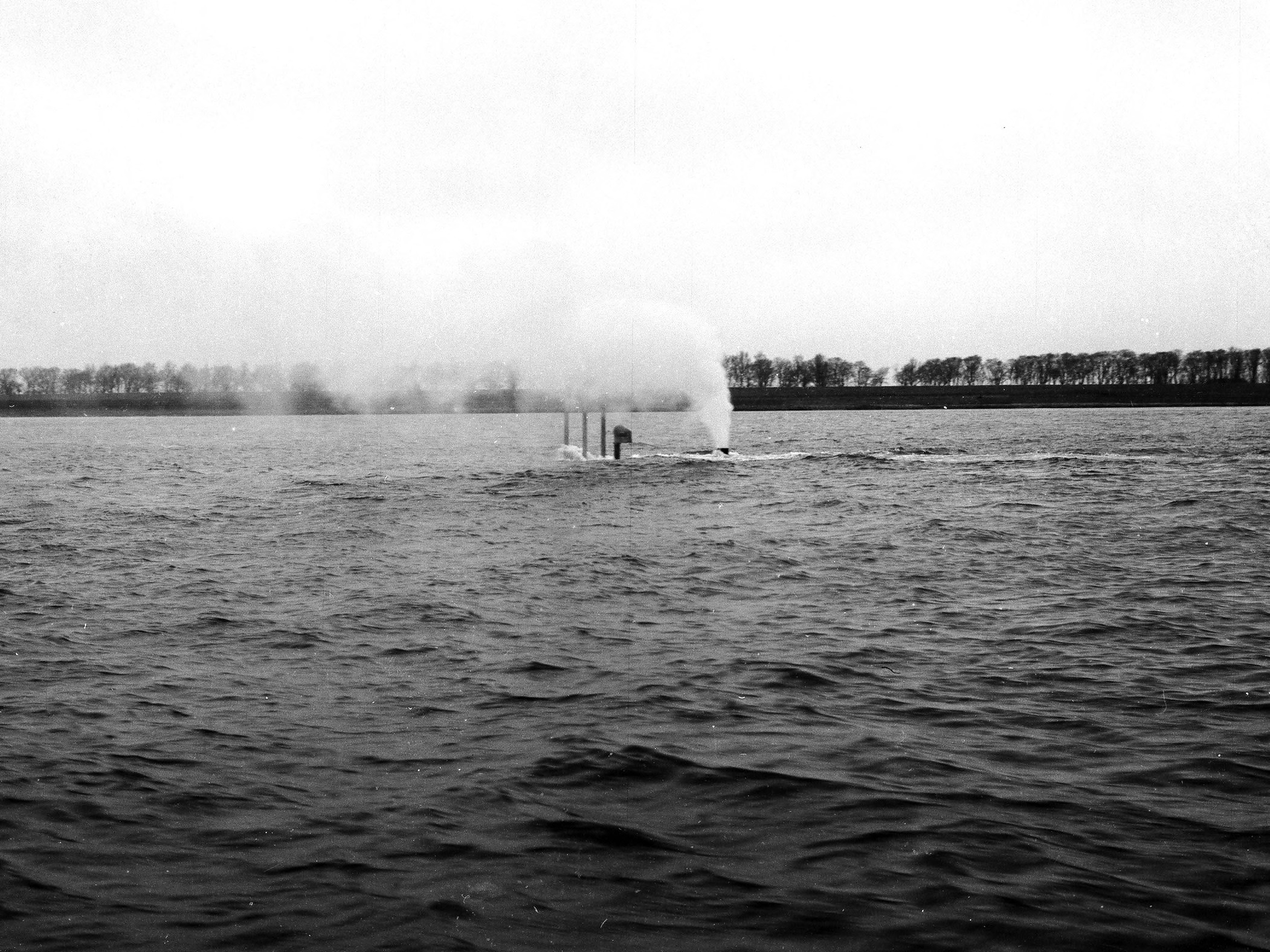 Hr.Ms. O 21 test de baanbrekende snuiverinstallatie tijdens een proefvaart op de Westerschelde, jan-mrt 1940 (foto: collectie NIMH)