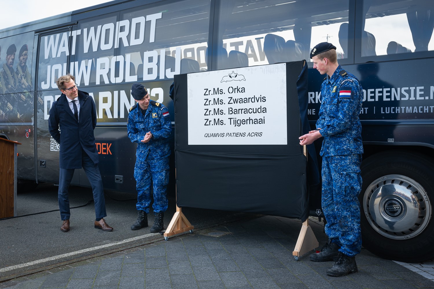 Toenmalig staatssecretaris van Defensie Christophe van der Maat maakt tijdens een ceremonie op de Nieuwe Haven de namen van de onderzeeboten bekend, 15 maart 2024 (foto: Mediacentrum Defensie)