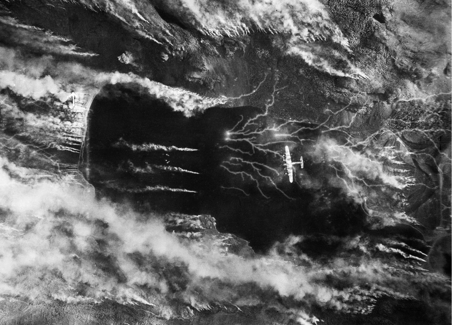 Dit beeld van ée1n van de vele Britse bombardementen op de Tripitz (operation Paravane) laat goed zien hoe rookgordijnen hun werk in de Fjord doen (foto: Wikipedia)