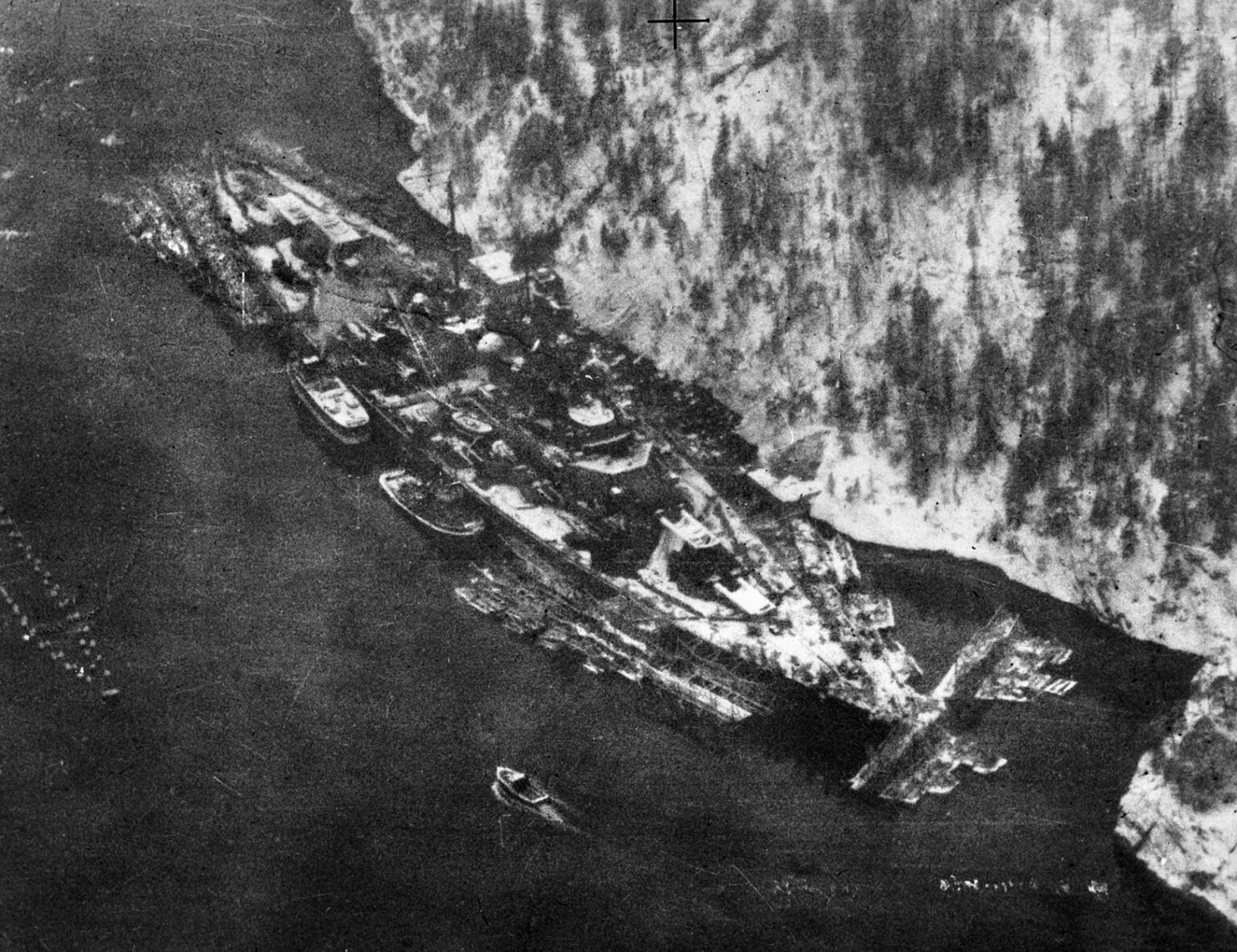 De Tirpitz ligt gecamoufleerd in een Fjord (foto: Bundesarchiv)