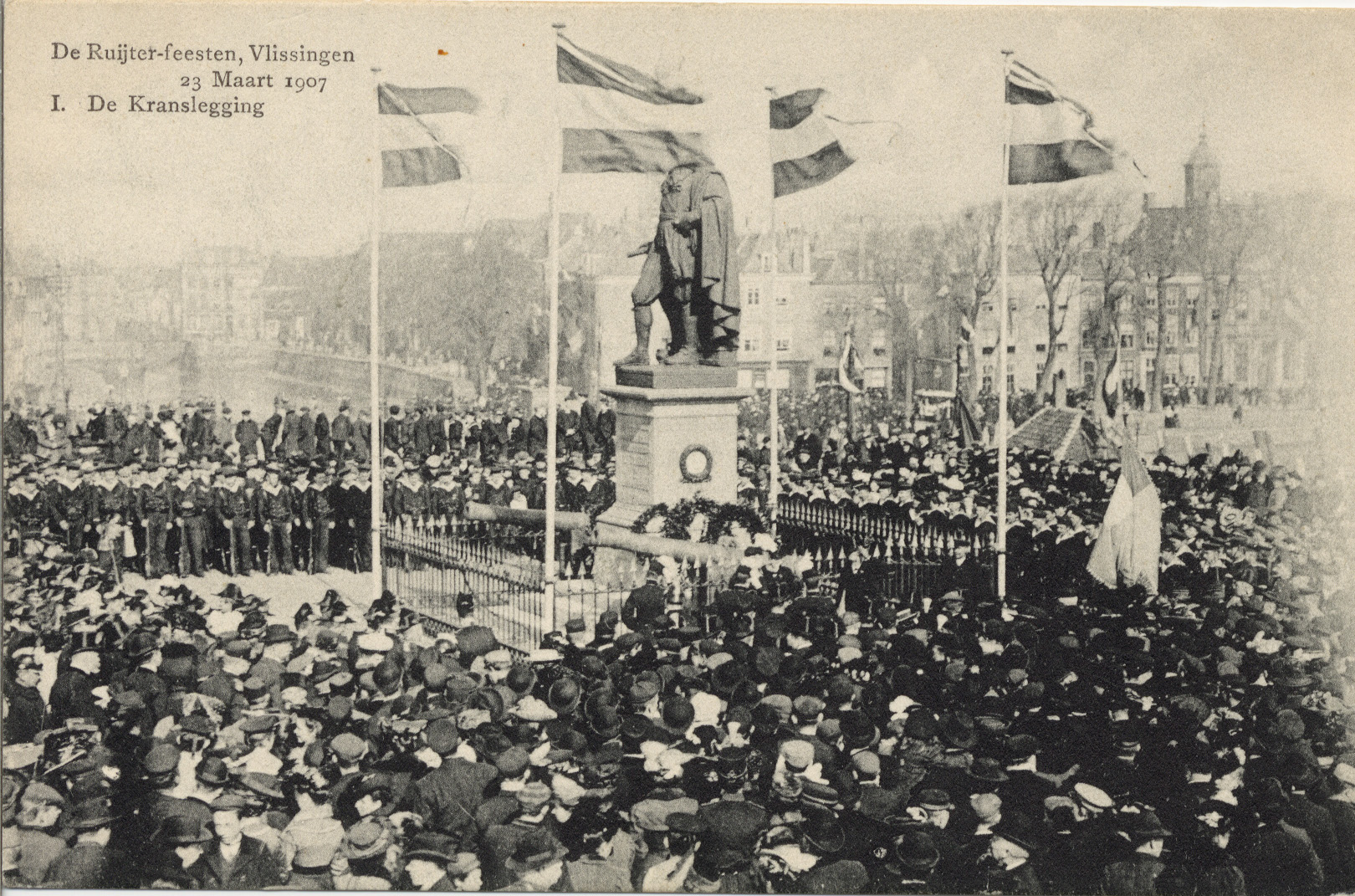 De Kranslegging tijdens de De Ruyterfeesten op 23 maart 1907 op het Keizersbolwerk aan Boulevard de Ruyter te Vlissingen (Zeeuws Archief, Fotocollectie Vlissingen, nr. 4650)