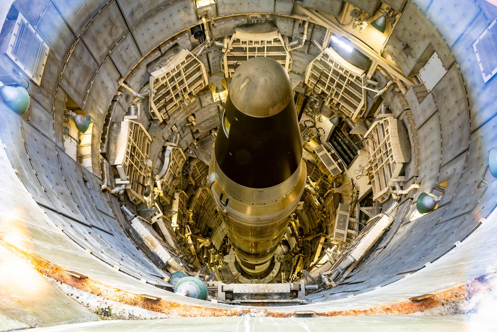 Green Valley, AZ, VS - 11 februari 2026: Bewaarde Titan II intercontinentale ballistische raket wordt tentoongesteld in het Titan Missile Museum in de buurt van Tucson Arizona (foto: Photo Spirit | Shutterstock)