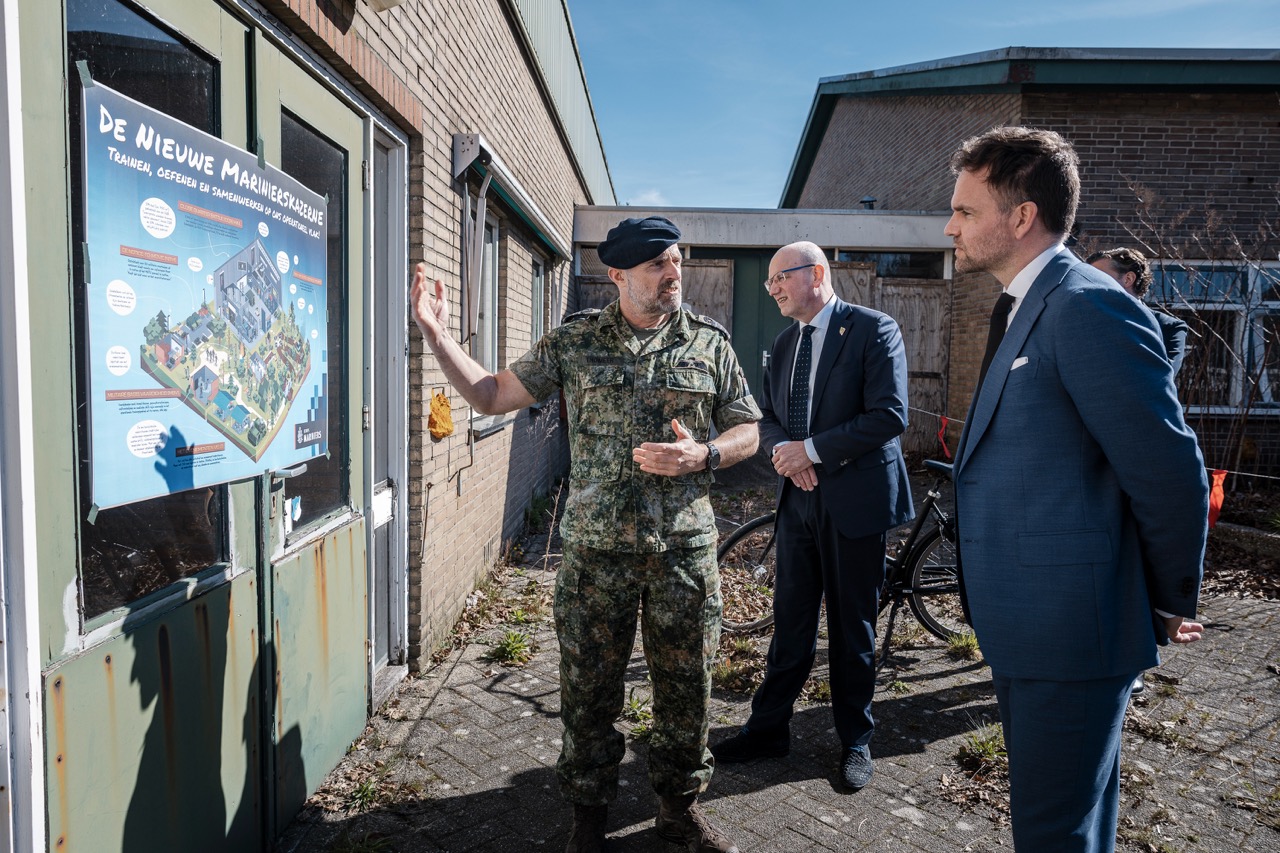 Nieuw-Milligen, 08 april 2026Bezoek van Staatssecretaris van Defensie Derk Boswijk aan Kamp Nieuw-Milligen waarbij hij een rondleiding krijgt op de fiets en bijgepraat wordt over de plannen omtrent nieuwe marinierskazerne.Foto: Bezoek Staatssecretaris