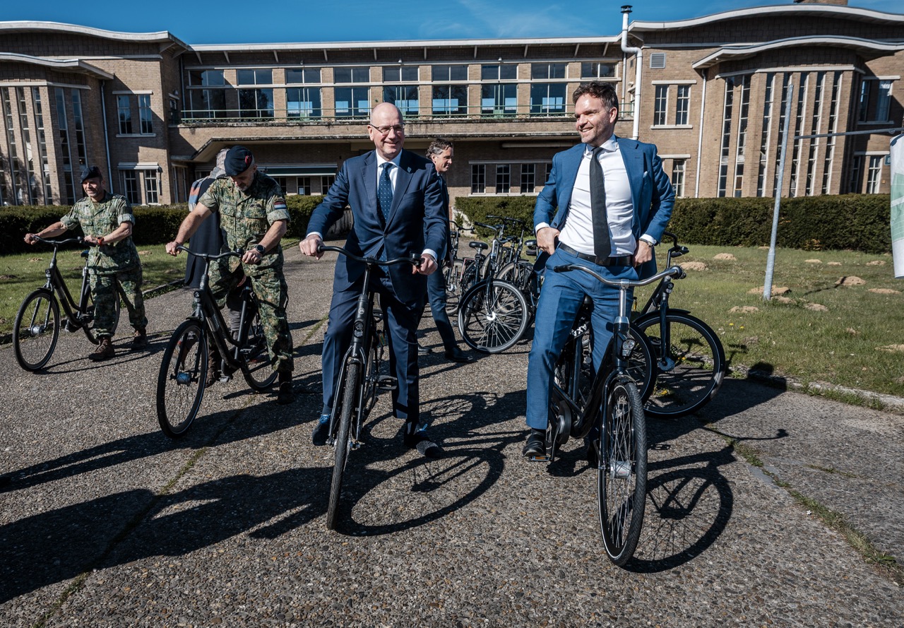 Nieuw-Milligen, 08 april 2026Bezoek van Staatssecretaris van Defensie Derk Boswijk aan Kamp Nieuw-Milligen waarbij hij een rondleiding krijgt op de fiets en bijgepraat wordt over de plannen omtrent nieuwe marinierskazerne.Foto: Bezoek Staatssecretaris