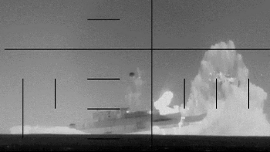 Het torpederen van de IRIS&nbsp;Dena, gezien door de periscoop van de USS&nbsp;Charlotte&nbsp;(foto’s: U.S. Department of War)