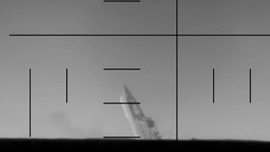 Het torpederen van de IRIS&nbsp;Dena, gezien door de periscoop van de USS&nbsp;Charlotte&nbsp;(foto’s: U.S. Department of War)