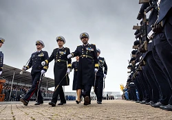 VADM Tas en VADM Liebregs inspecteren voorafgaand aan de commando-overdracht de eenheden (foto: Koninklijke Marine)
