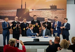 Staatssecretaris Gijs Tuinman ondertekent contract Opvolging Walrusklasse onderzeeboten.