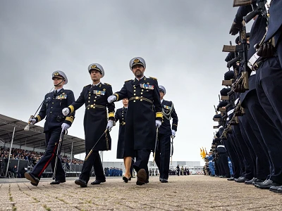 VADM Tas en VADM Liebregs inspecteren voorafgaand aan de commando-overdracht de eenheden (foto: Koninklijke Marine)
